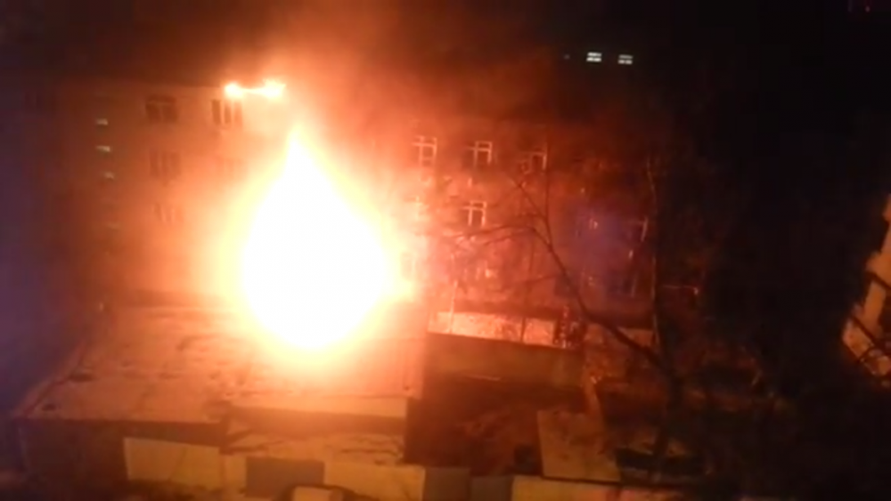 Сильный пожар случился в новогоднюю ночь в центре Алматы