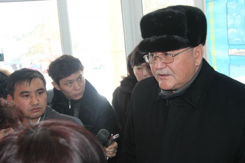 Рысбек Сарсенбаев и судья имеют родственные отношения. Фото ©Роза Есенкулова