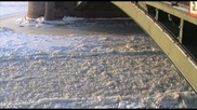 Девушка спрыгнула с моста на лед в Атырау