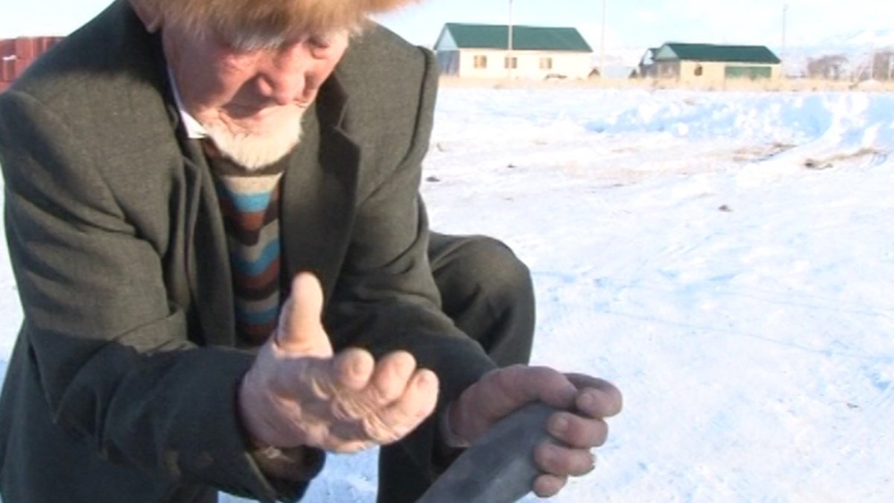 Секен Толебеков рубит камни руками. Фото ©Телеканал СТВ