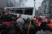 Беспорядки в Киеве: Вооруженные демонстранты громят центр города
