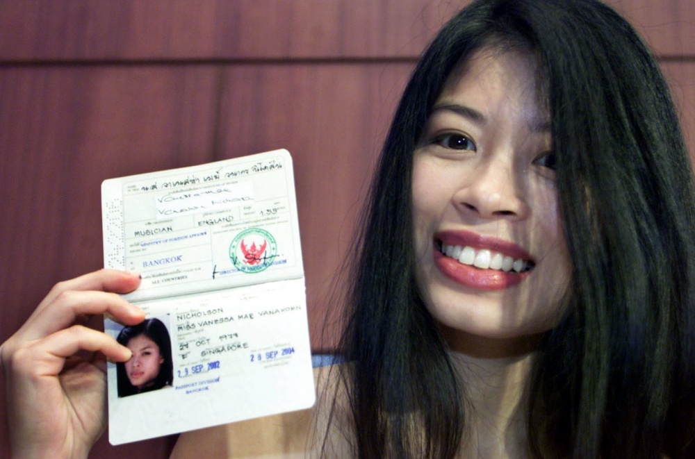 Ванесса Мэй держит паспорт Таиланда. ©REUTERS