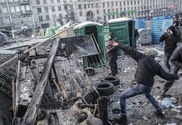 Беспорядки в Киеве: Митингующие сооружают катапульту для метания камней в правоохранителей