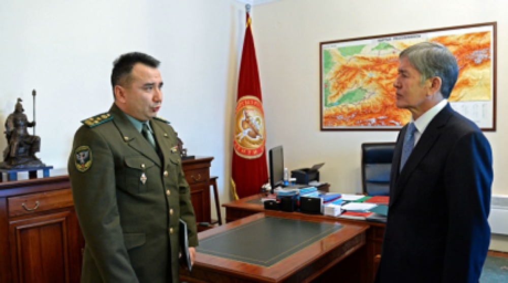 Президент Кыргызстана Алмазбек Атамбаев принял и.о. председателя Государственной пограничной службы Раимберди Дуйшенбиева. ©kabar.kg