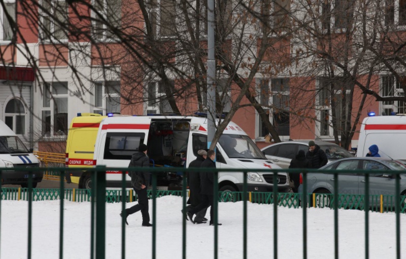 Машины "скорой помощи" возле московской школы №263. ©РИА Новости