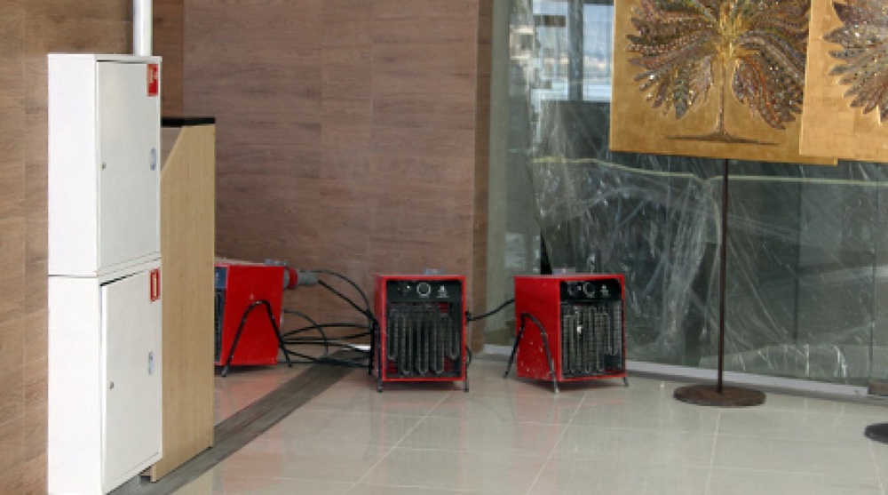 Холл отеля. Отопление с помощью нескольких электрообогревателей. ©Роза Есенкулова