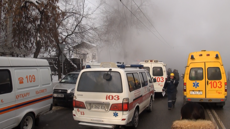 На месте аварии на теплотрассе в Алматы. ©Телеканал СТВ