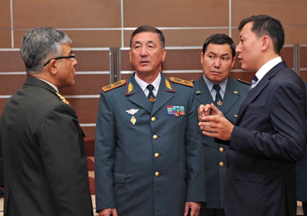 Багдат Майкеев (в центре). Фото mod.gov.kz