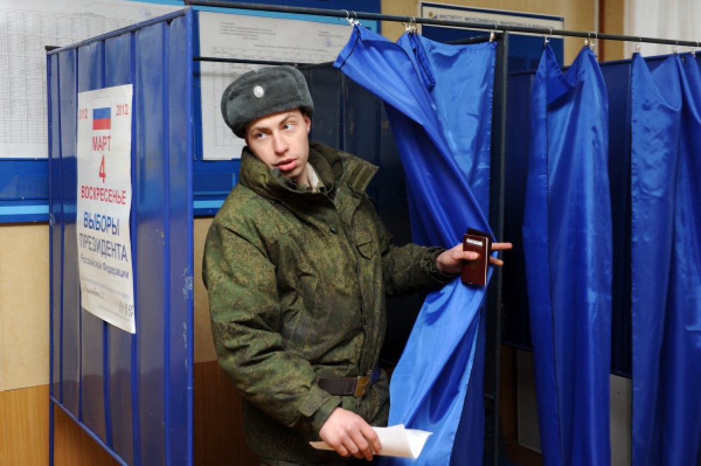Солдаты-срочники принимают участие в голосовании на избирательном участке. ©РИА Новости