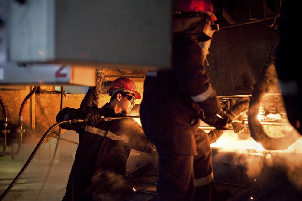 Рабочие в цехе непрерывного литья заготовок на заводе "АрселорМиттал Темиртау ". ©REUTERS