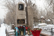 Цветы к могиле Шакена Айманова возложили в Алматы