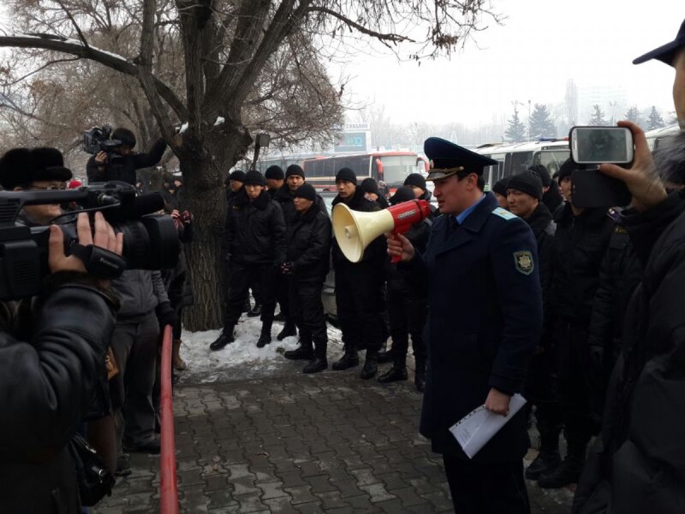 Представители власти обращаются к митингующим. ©tengrinews.kz