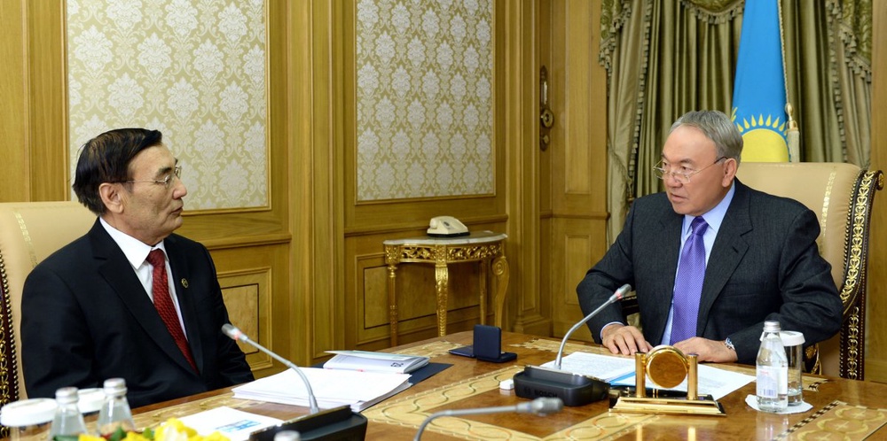 Президент Казахстана Нурсултан Назарбаев проводит встречу с Омирзаком Озганбаевым. Фото Акорды