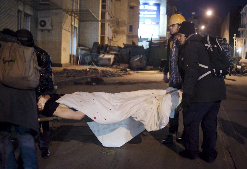 Протестующие уносят раненого. ©REUTERS