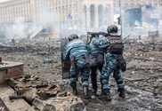 Беспорядки на Украине: Силовики применяют оружие после атаки снайпера