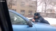 В Бишкеке угонщик прокатил полицейского на капоте