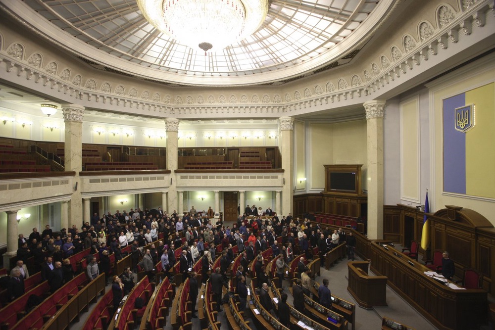 Украинские депутаты принимают участие в специальной сессии парламента 20 февраля 2014. ©REUTERS