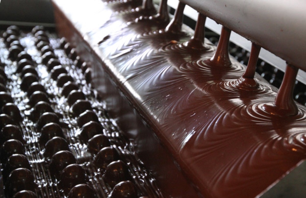 Линия по выпуску шоколадных конфет. ©РИА Новости