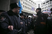 Противники новой власти заняли административные здания в Крыму