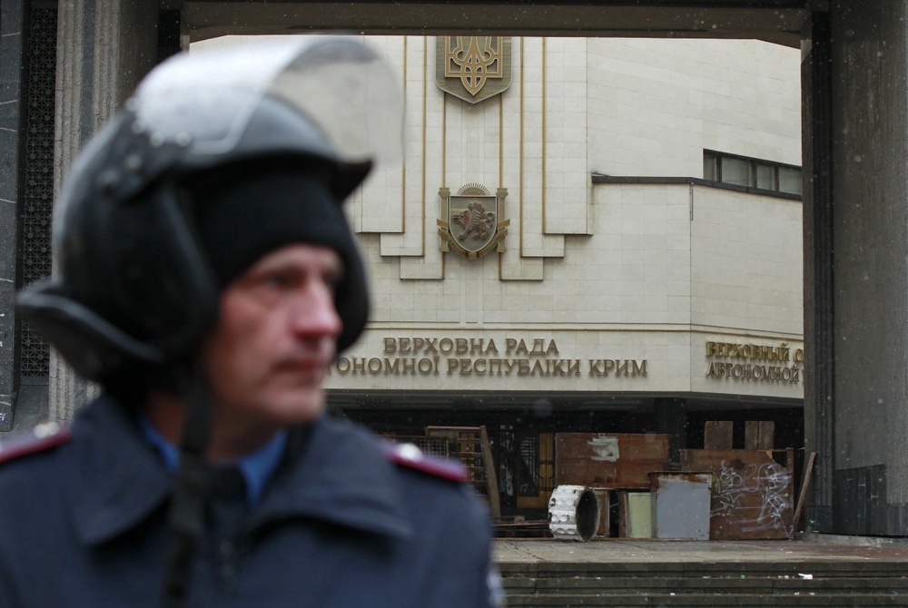 Милиционер возле здания крымского парламента в Симферополе. ©REUTERS