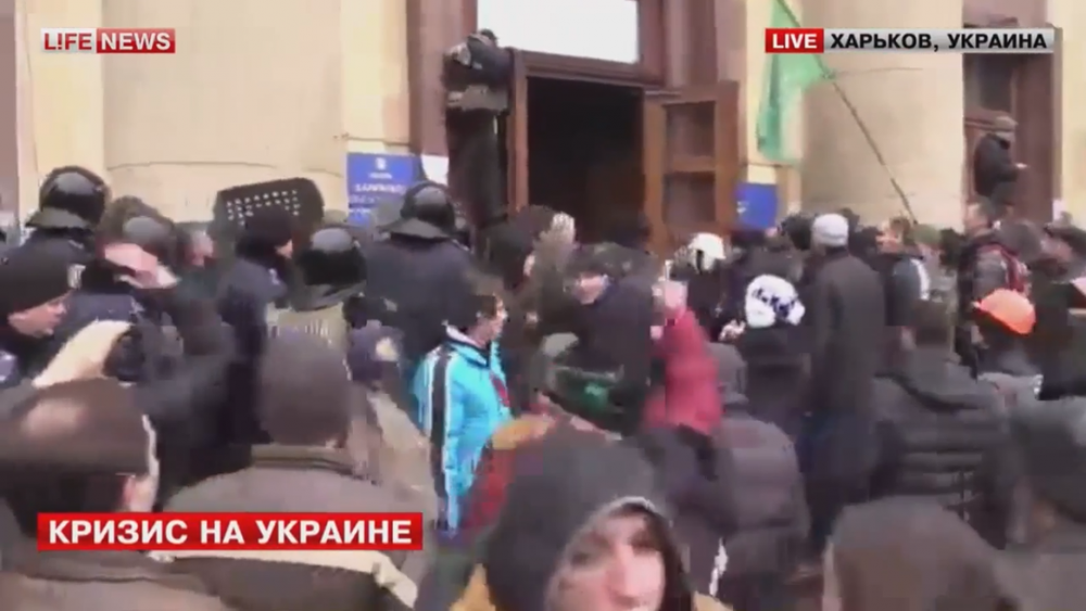 Митингующие взяли штурмом здание областной администрации в Харькове. Кадр lifenews.ru