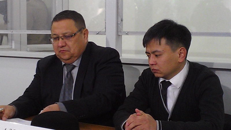 Адвокат Абай Аблабеков и диспетчер Канат Акилбеков в суде. ©tengrinews.kz
