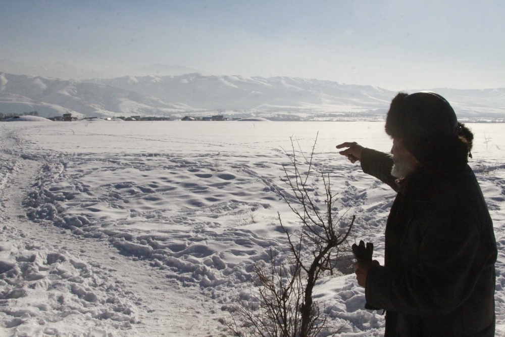 Археолог Бекмуханбет Нурмуханбетов показывает границы охранной зоны. ©Дмитрий Хегай