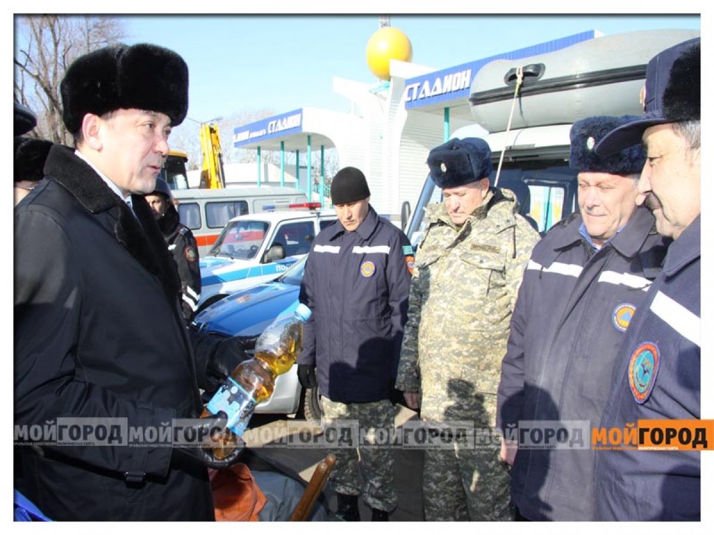 Аким ЗКО Нурлан Ногаев (слева) посетил командно-штабные учения "Коктем-2014". ©<a href="http://mgorod.kz" target="_blank">mgorod.kz</a>