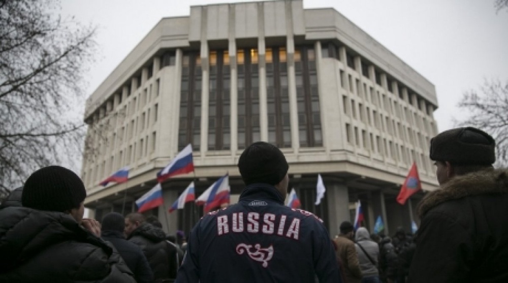 Пророссийский митинг у здания крымского парламента в Симферополе. ©REUTERS
