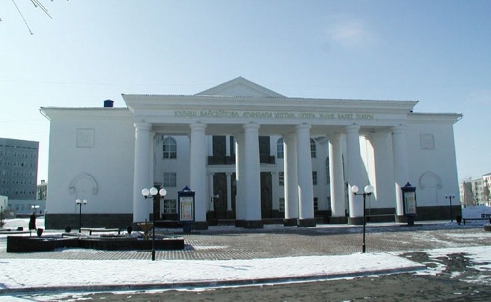 Национальный театр оперы и балета имени Куляш Байсеитовой. Фото с сайта www.myshared.ru