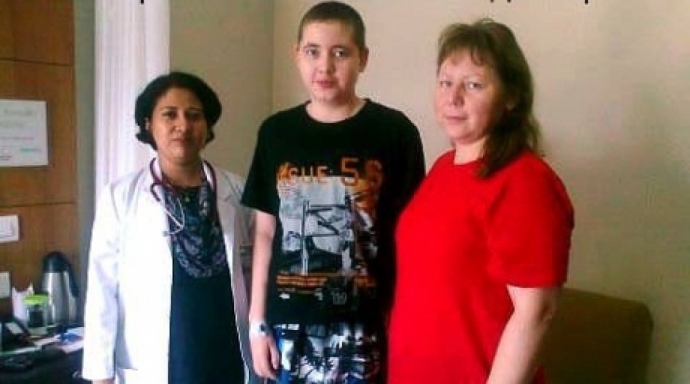 Тимофей Веревкин с матерью и врачом. Фото из соцсетей