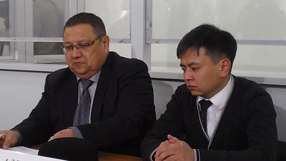 Адвокат Абай Аблабеков и диспетчер Канат Акильбеков в суде. ©tengrinews.kz