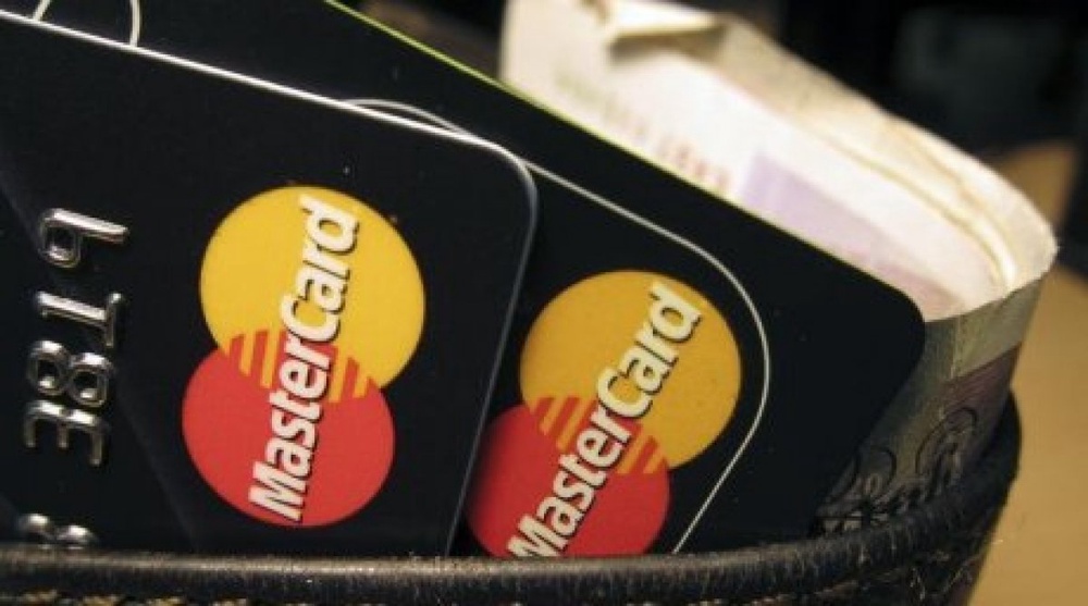 Платежные карточки MasterCard. Фото REUTERS/Jonathan Bainbridge©