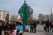 В центре Семея установили металлическое дерево Наурыз