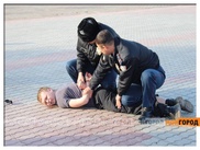 Парень пытался вскрыть себе вены на  площади в Уральске