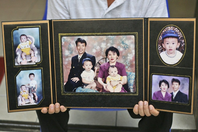 Семейный портрет пассажира пропавшего самолета Malaisian Airlines Сугьянто Ло. Фото с сайта www.wsj.com.