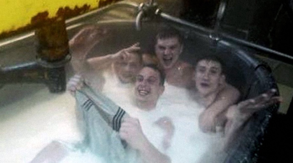 Работники сырного производства купаются в ванне с молоком. Фото с сайта rg.ru