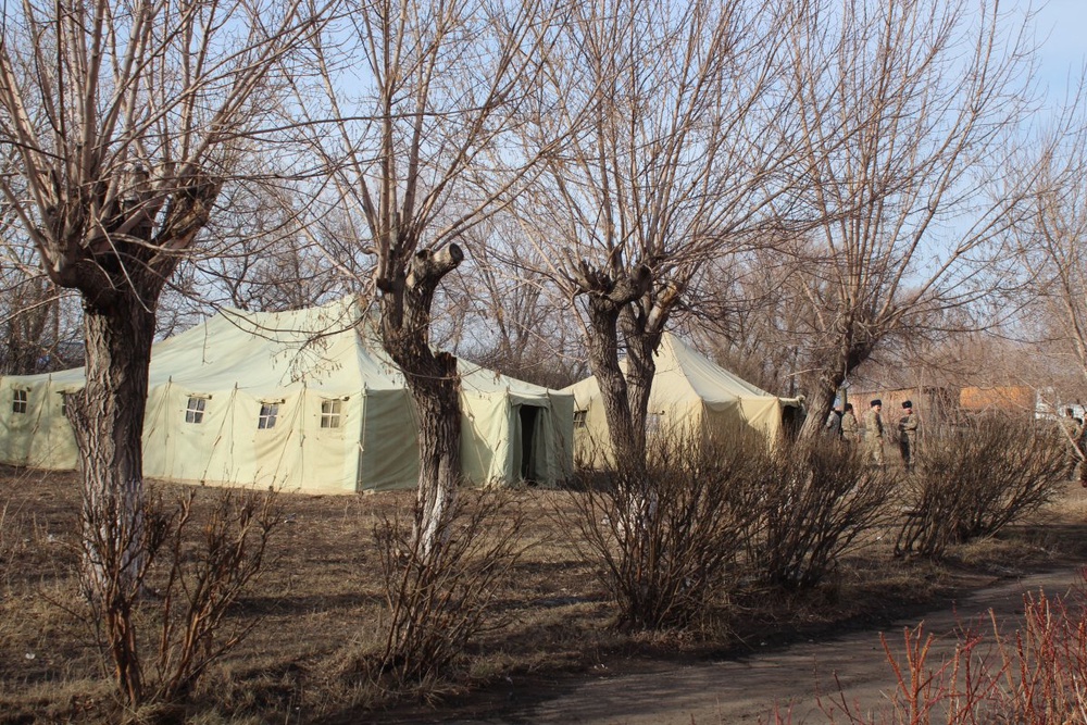 Военнослужащие разбили палаточный лагерь вблизи места ЧП.  Фото Баубек Коныров
