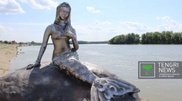 Статую русалки в Павлодаре вандалы сбросили в реку