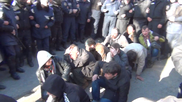 В Харькове боевиков "Правого сектора" заставили ползти по "коридору позора"