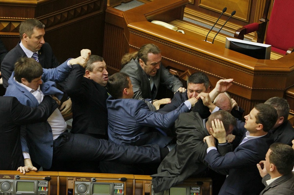 Драка между представителями парламентского большинства и оппозиции в Верховной Раде Украины. ©REUTERS