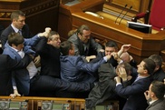 В украинском парламенте националисты подрались с коммунистами