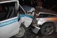 Mercedes на полном ходу протаранил полицейское авто в Алматы