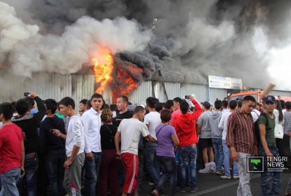 Пожар на рынке "Аян". ©tengrinews.kz
