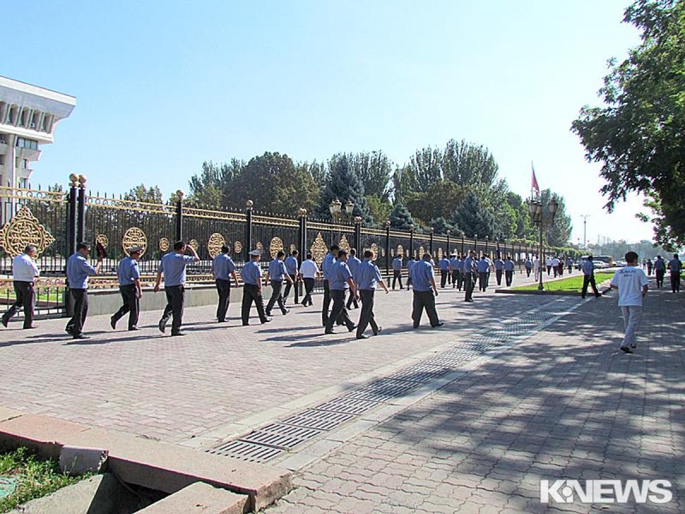 Милиция у здания парламента в Бишкеке. ©tengrinews.kz