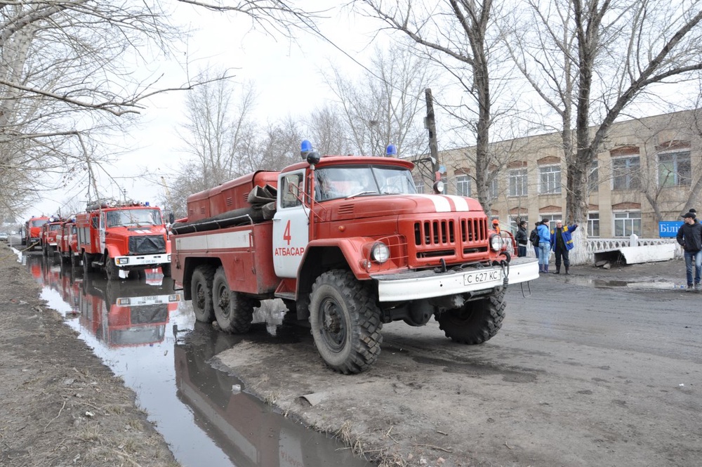 Расчет пожарной службы для выкачивания воды. Фото пресс-службы акима Акмолинской области 