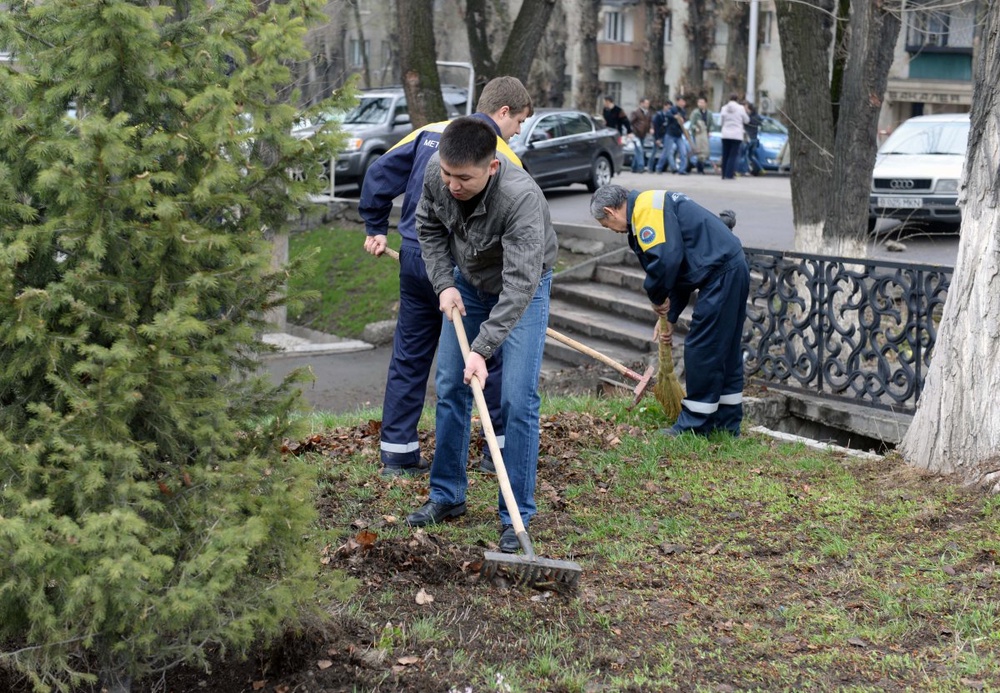 Во время общегородского субботника. Фото Даурена Исаева