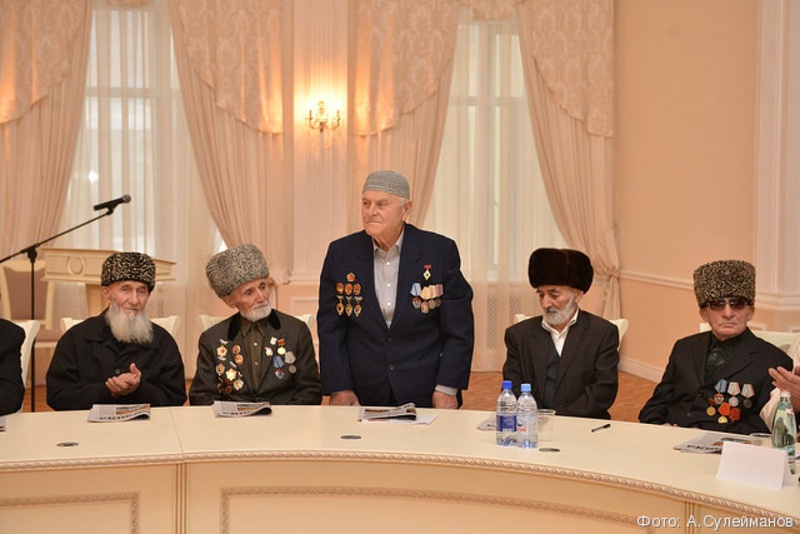 Имран Газимиев (в центре). Фото со страницы Газимиева в "Одноклассниках"