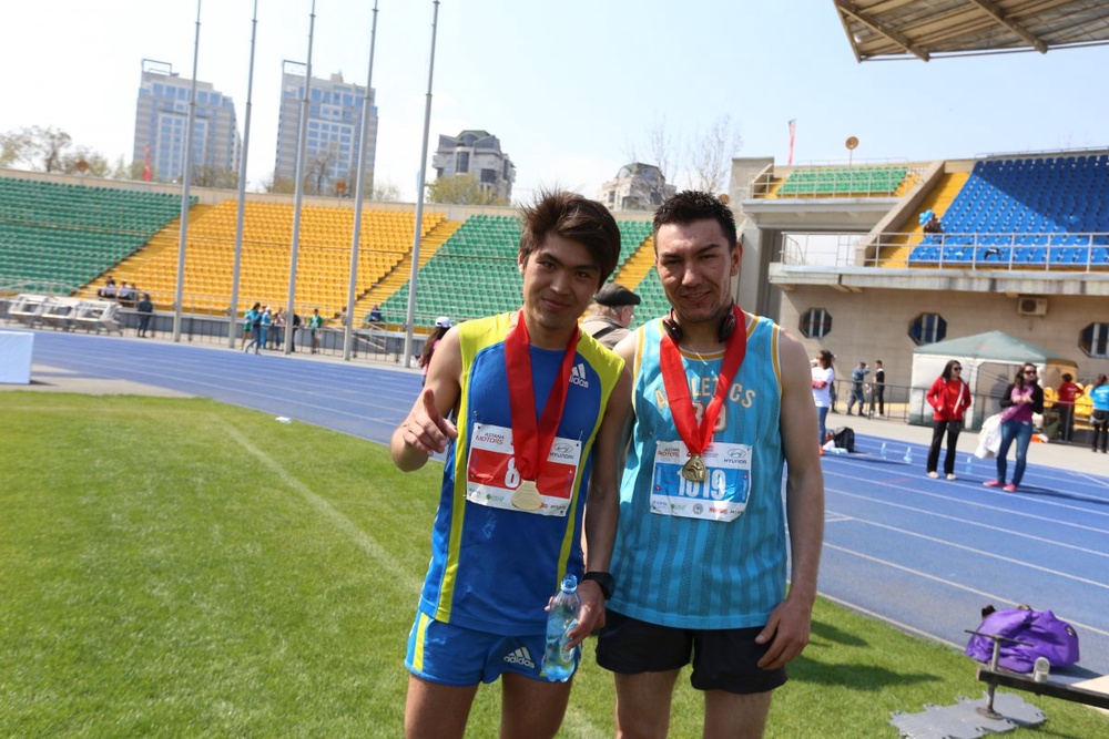 В забеге на дистанцию 42,195 километра среди мужчин победу одержал Алмат Имашев (слева). ©Ярослав Радловский