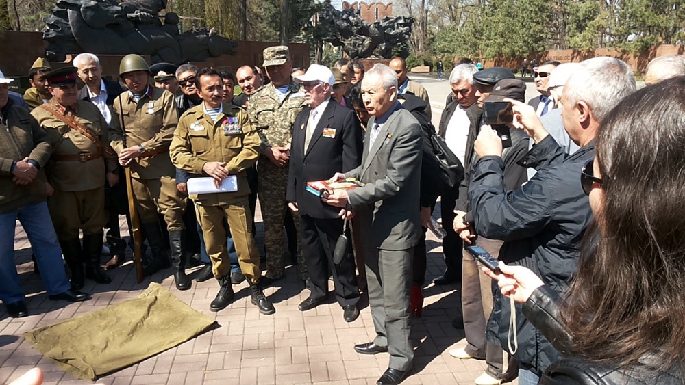 В парке собрались представители разных движений для того, чтобы сжечь журнал. ©Tengrinews